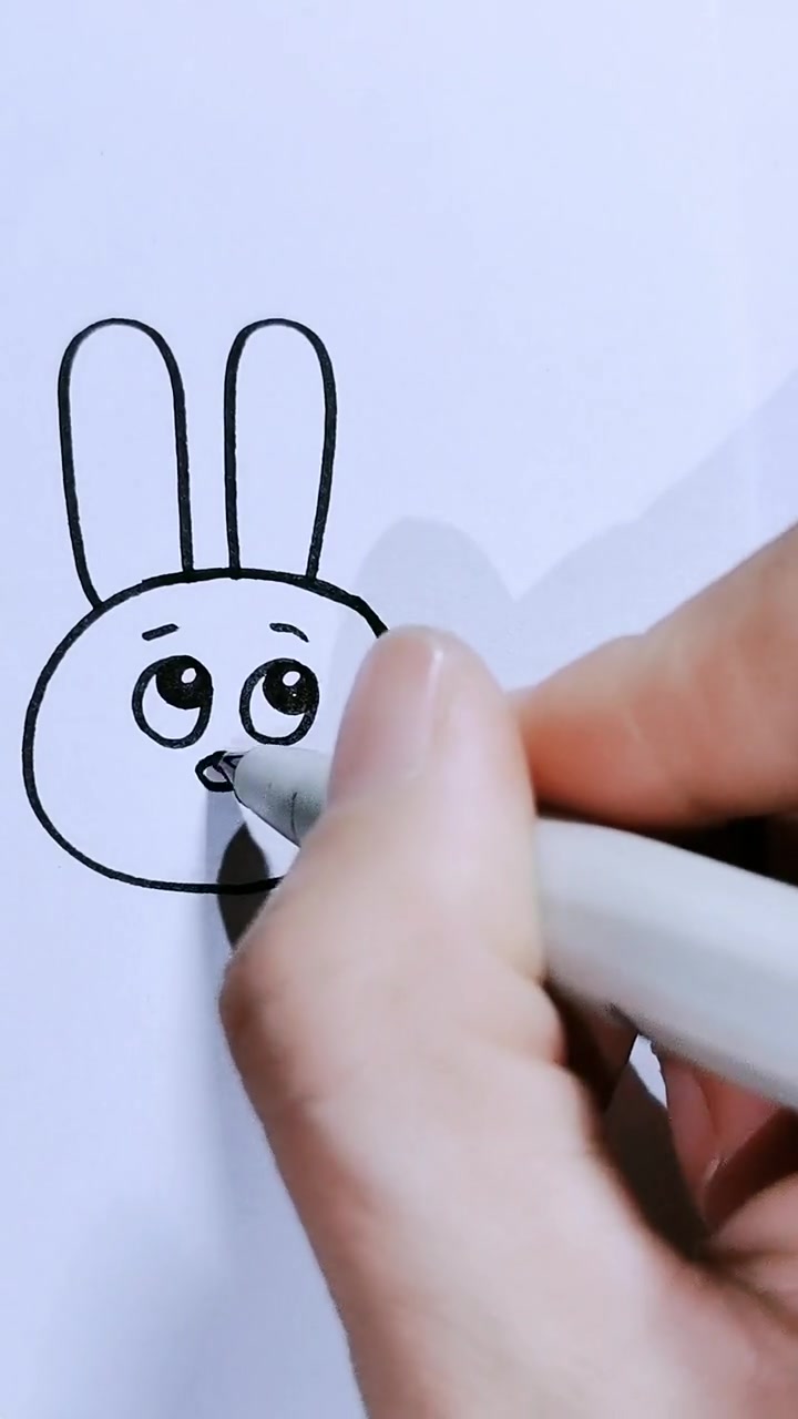简笔画:小兔子吃萝卜