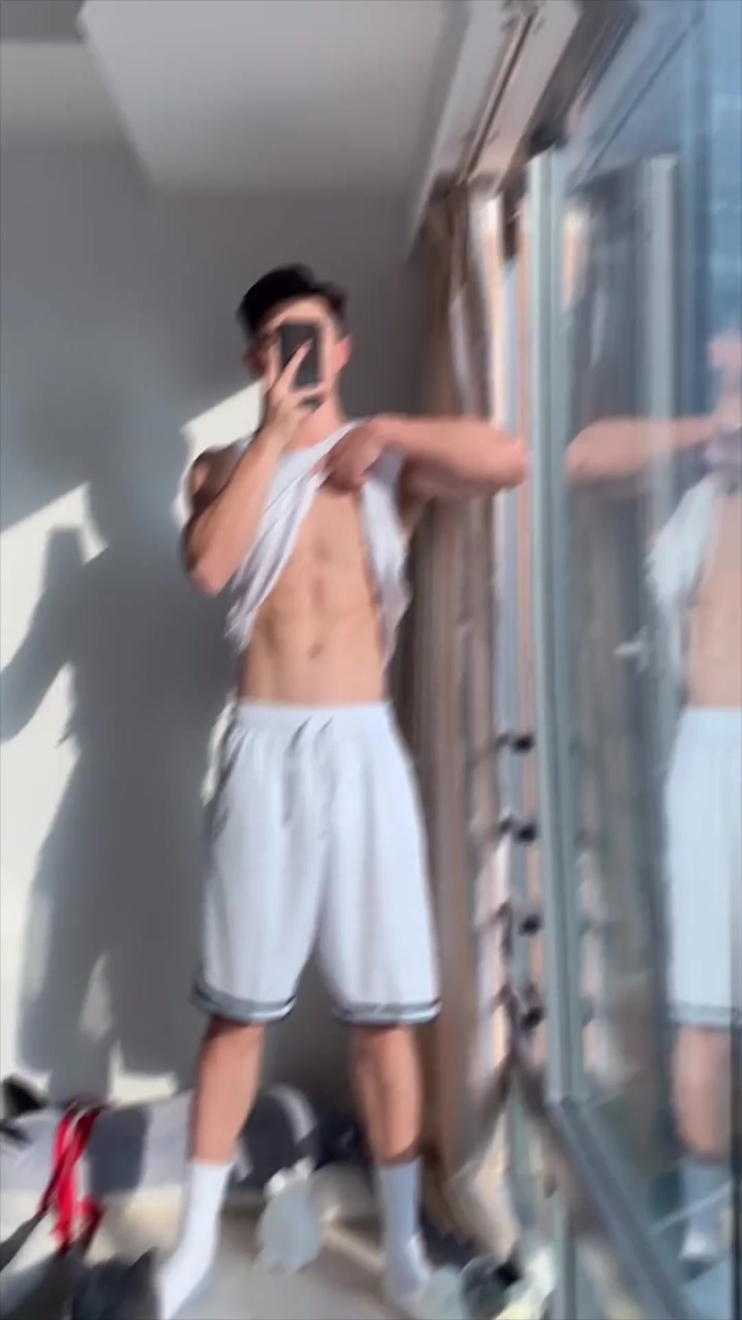 捕获一枚高颜值肌肉型男,结实的腹肌和性感的人鱼线很吸睛