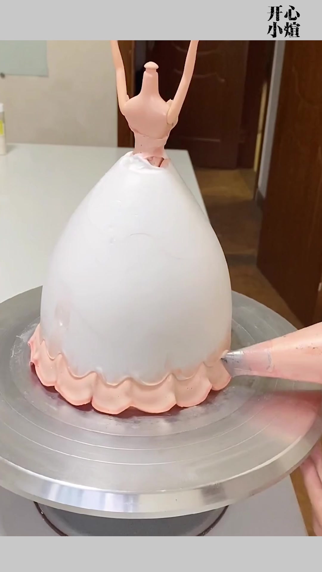 看一下甜品师做的芭比娃娃蛋糕,成品出来那一刻,老阿姨都心动了
