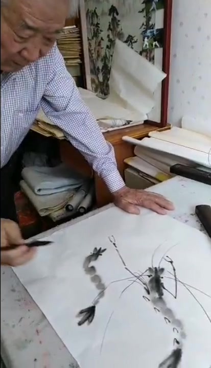 画家薄怀珍画虾示范