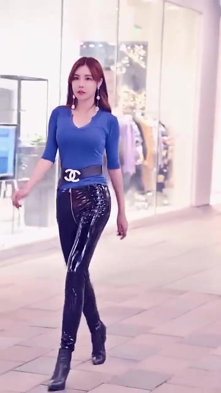 皮裤小姐姐是真漂亮,但这个腰带是什么意思?