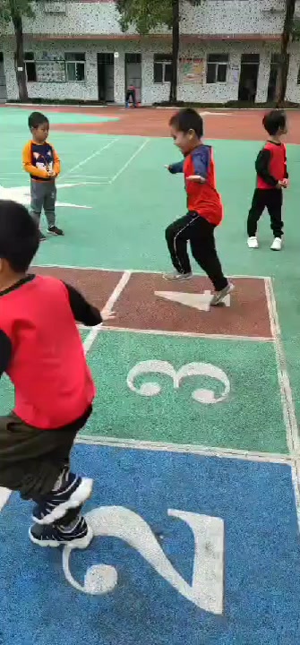 《金鸡独立》游戏,锻炼宝宝们的控制能力和平衡力,为你们点赞!