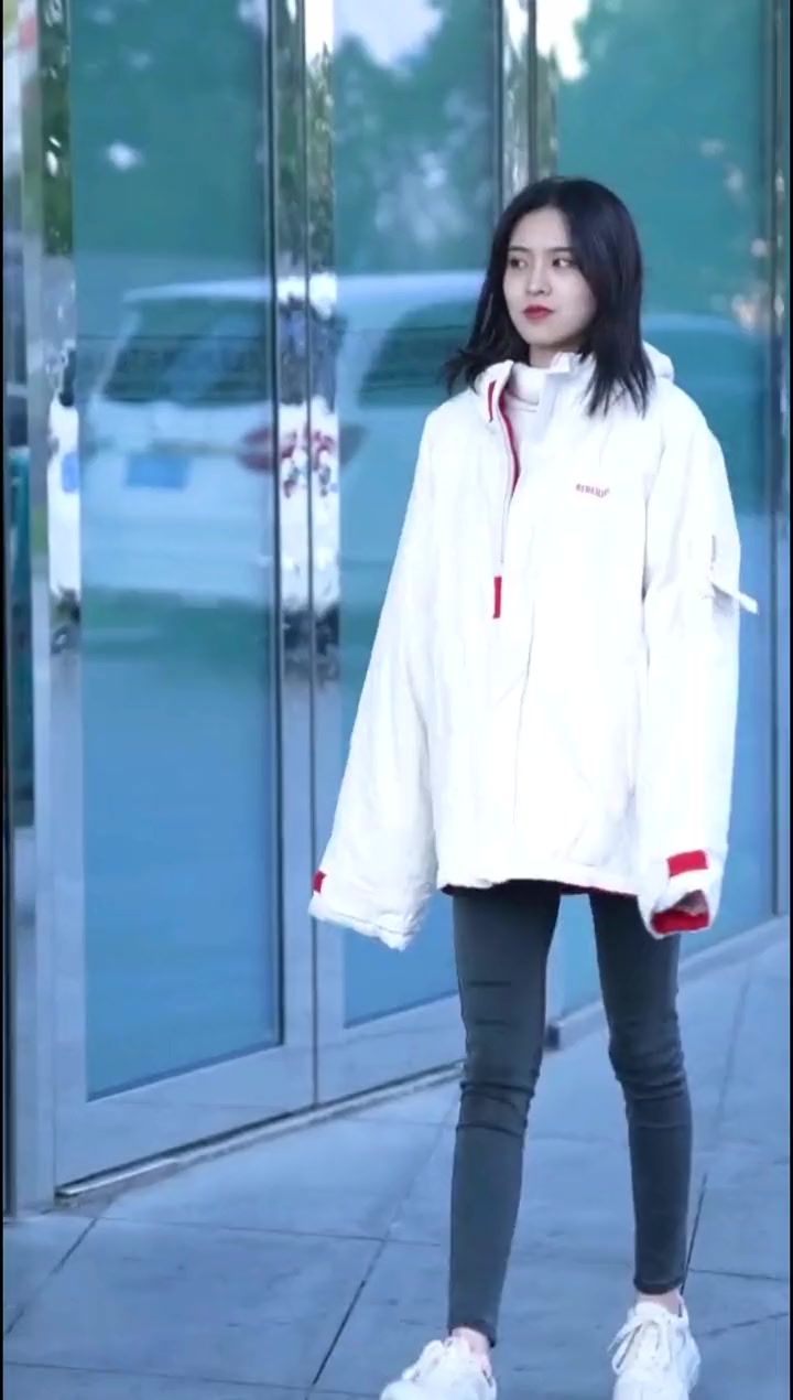 原来年少情深,也会走到两看相厌派大星街拍情侣