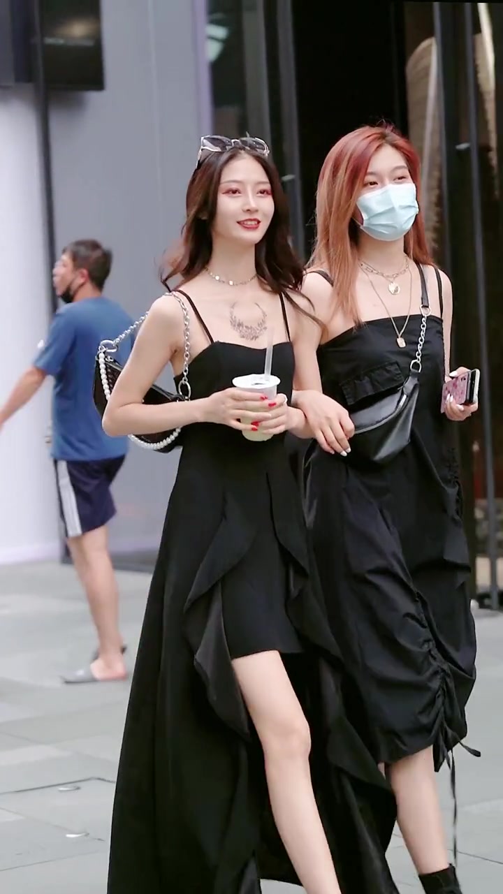 街拍时尚闺蜜花,小姐姐胸前的那个纹身,我特别喜欢!