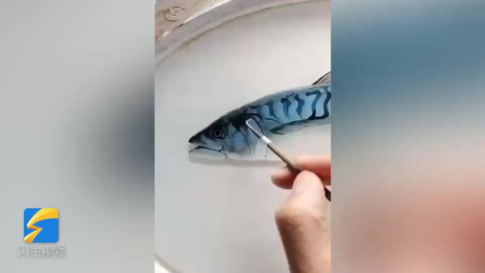 午间分享 牛!80后小伙用胶水作3d金鱼画,逼真到猫看了会去舔 