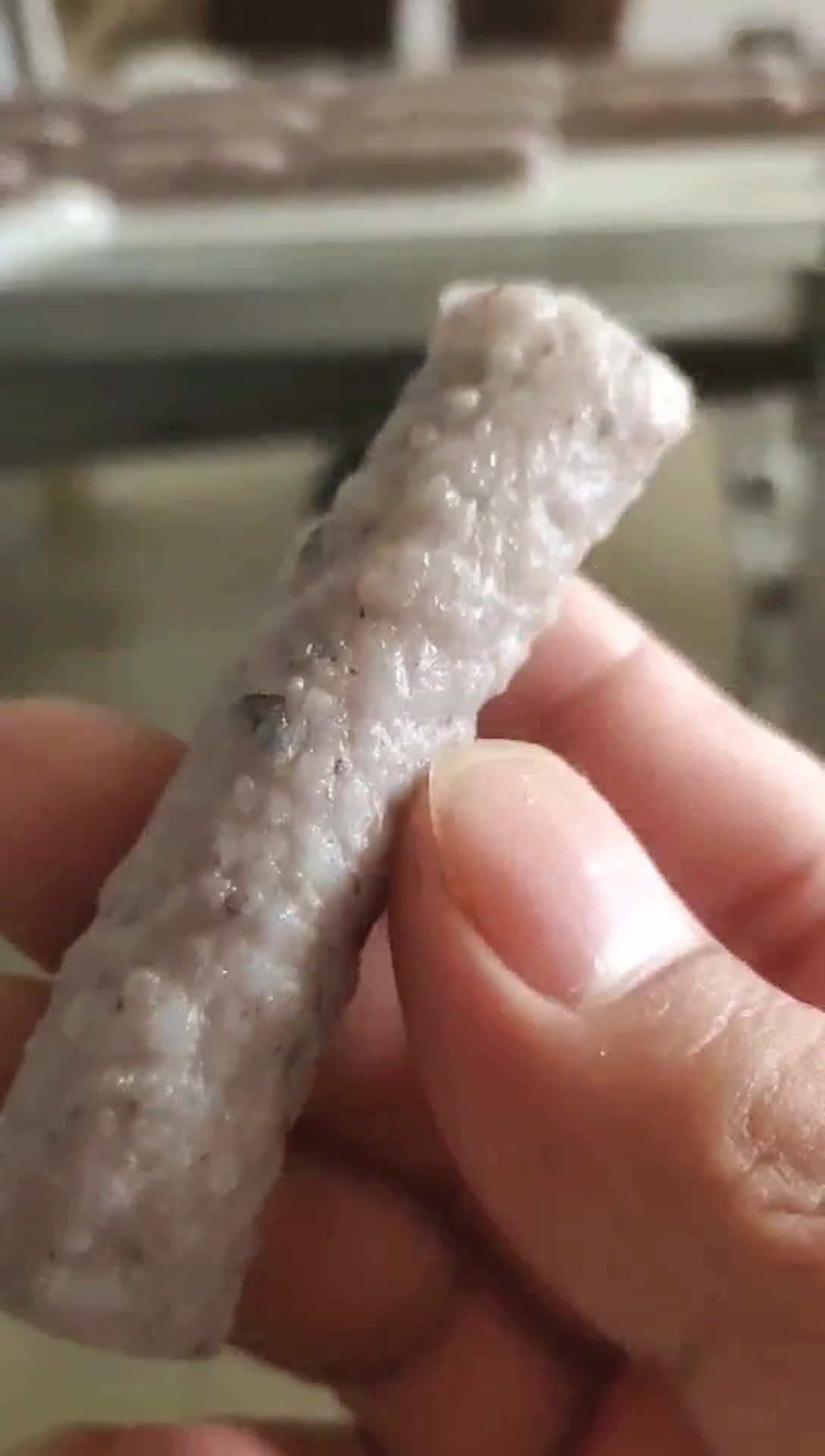 无馅糍粑机,可定做拍扁功能或刀切功能。这个是长条红豆糍粑切段