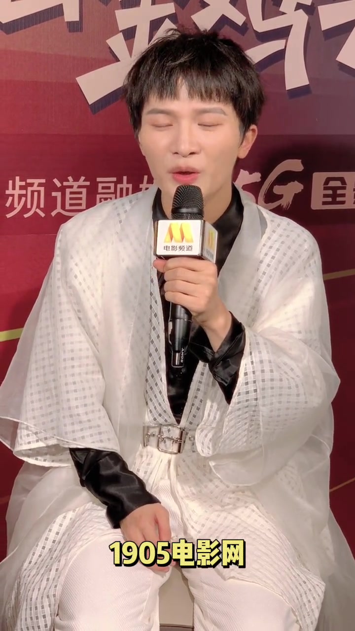 金鸡奖周深谈《大鱼》出圈时直言,相比露脸,他认为“用歌声和观众交流才是歌手应该做的事。”谦