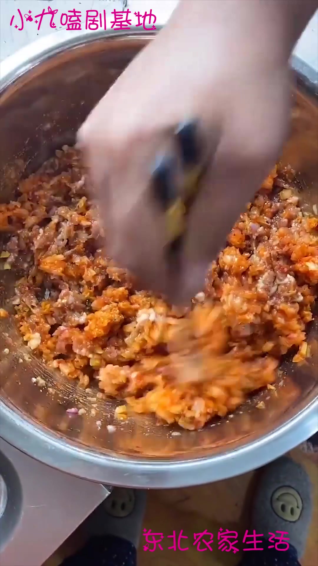 东北夫妻开饭了,大哥今天包的猪肉馅饺子,大姐吃的是老香了!