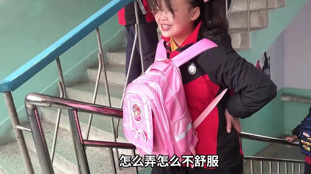 【小学生倒背书包护蛋体验孕妈:感受到了妈妈的辛苦】11月26日,河北衡水一小学举行“感恩一