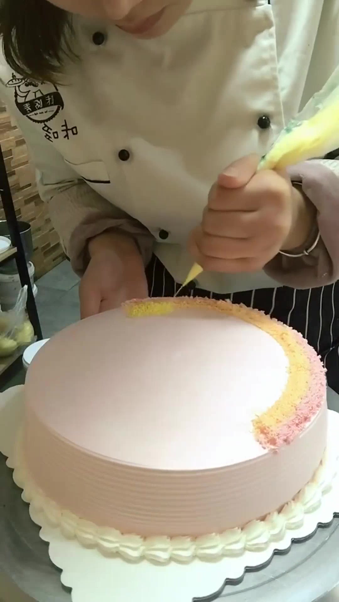 为双胞胎制作生日蛋糕,彩虹奶油裱花嘴得特别细,做出来很漂亮!