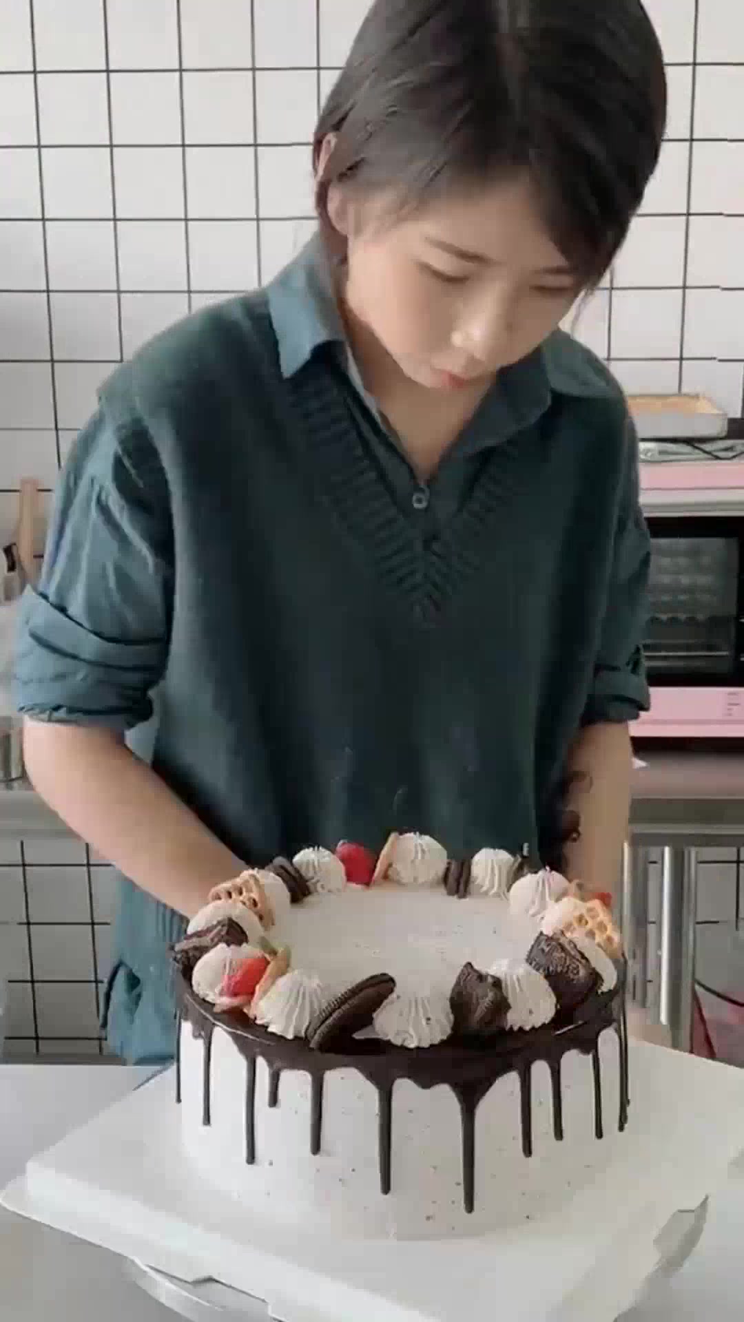 小姐姐穿休闲装做18岁生日蛋糕,你觉得,蛋糕美还是人美?