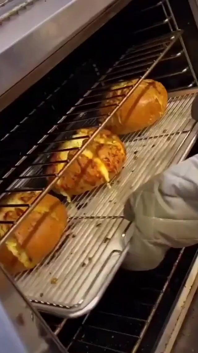 蒜香芝士面包,一看就是“热量炸弹”