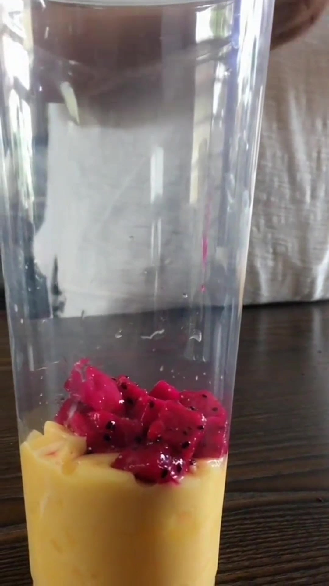 冰柠鸡尾酒调制过程,颜色简直美翻了!哪怕喝一口胖五斤我也愿意