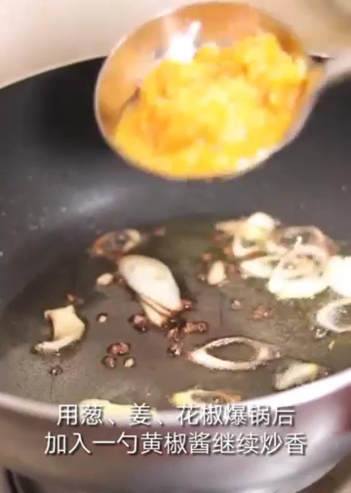 大厨手把手教你做金汤肥牛,做法简单,上桌分分钟抢光!