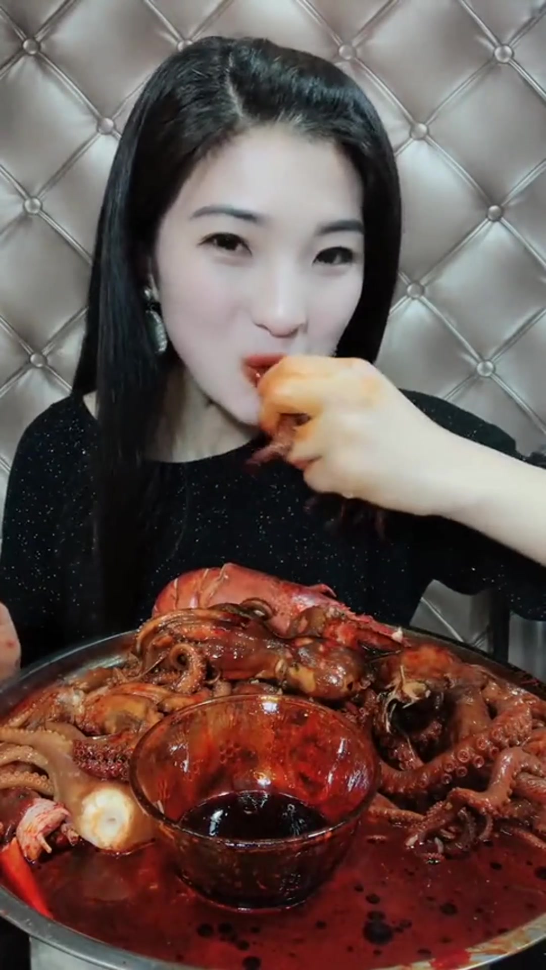 自制的香辣八爪鱼,漂亮的小姐姐,吃得太美滋滋了