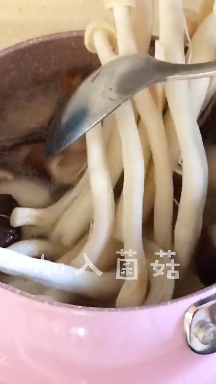 这才是真正的三鲜汤,只需盐和胡椒粉调味「鱼丸菌菇鸡汤」