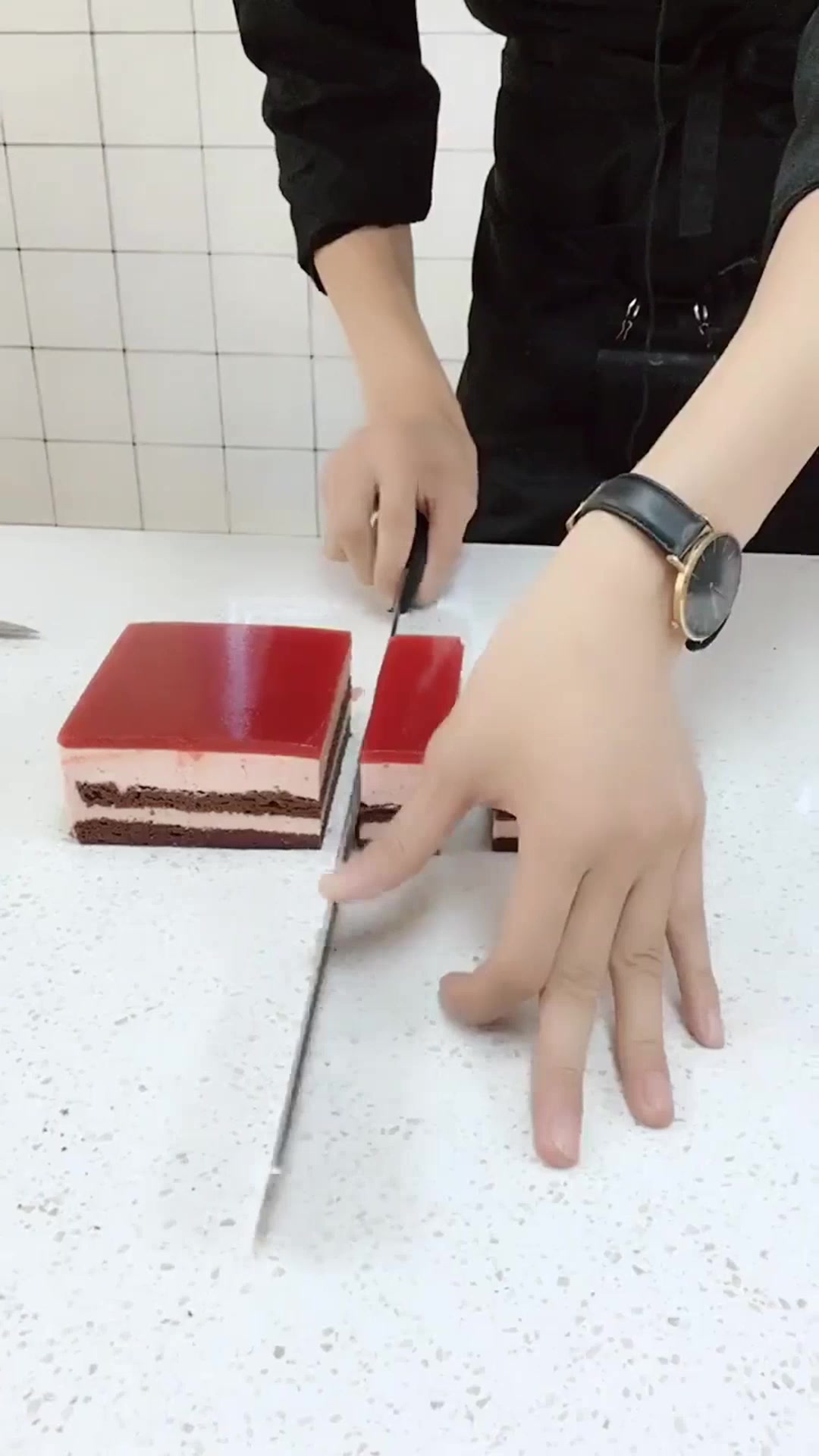 师傅做的长方形红色慕斯蛋糕,样子超级有食欲,直接馋的流口水!