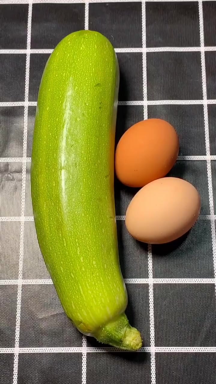 小瓜炒鸡蛋,这样做掩盖了蔬菜的味道,特别适合不喜欢吃蔬菜的宝