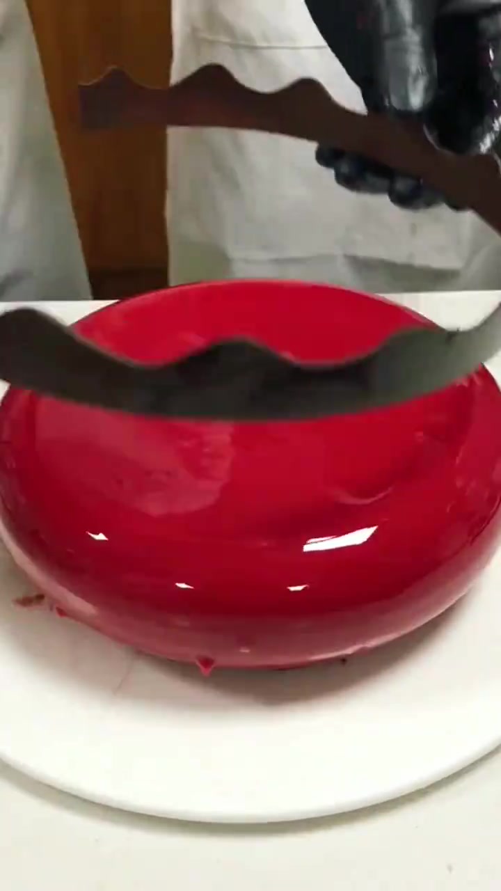 一般来说,这种淋面蛋糕价格都贵,想涨工资的新手裱花师可以学学