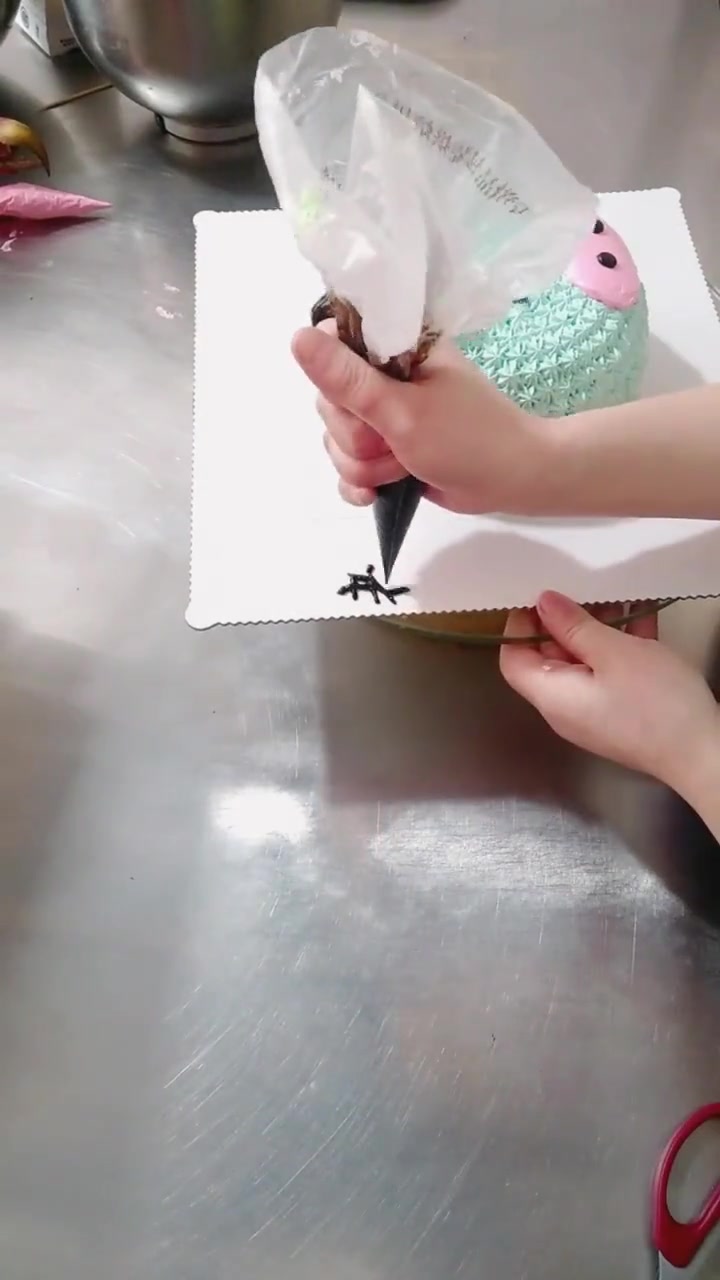 家里有属猪的宝宝,不妨请师傅做个这样的蛋糕,样子超级可爱的!