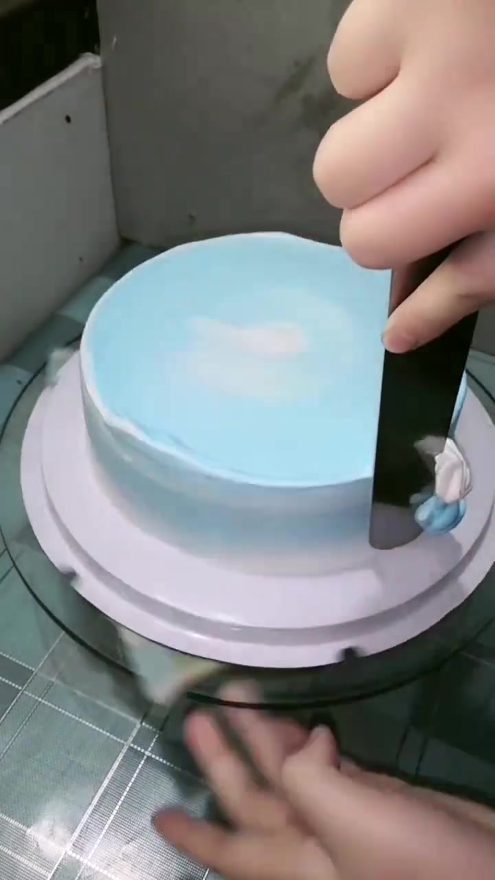 淡雅蓝色缤纷多彩水果蛋糕,这些水果堆放好,有阳光甜蜜的感觉呀