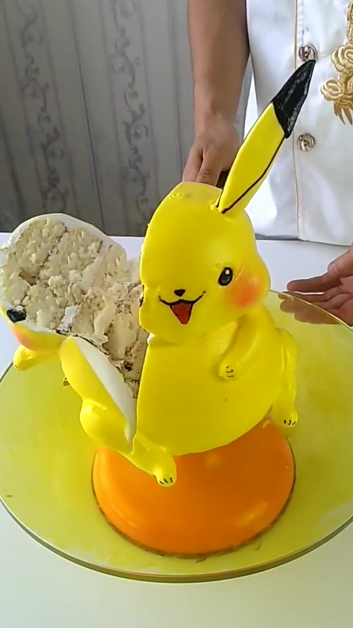 皮卡丘奶油蛋糕,担心这一刀切开会变形还是不切的时候好看