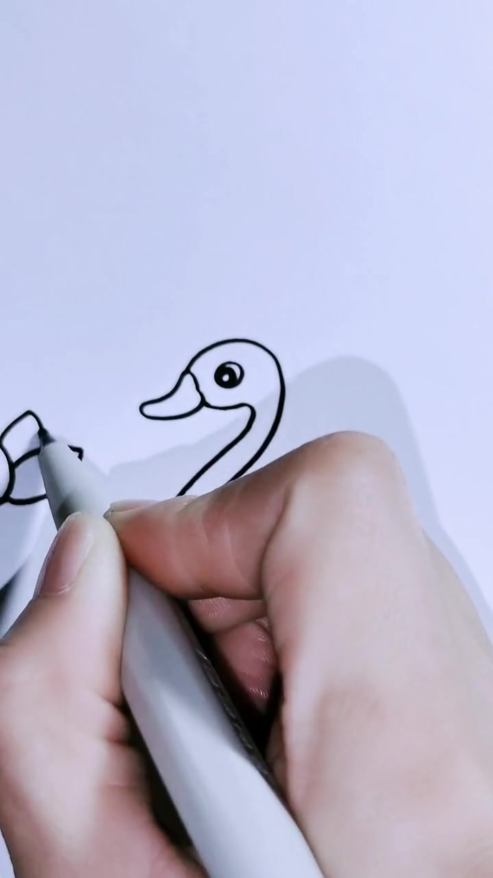 简笔画:水里的小鸭子