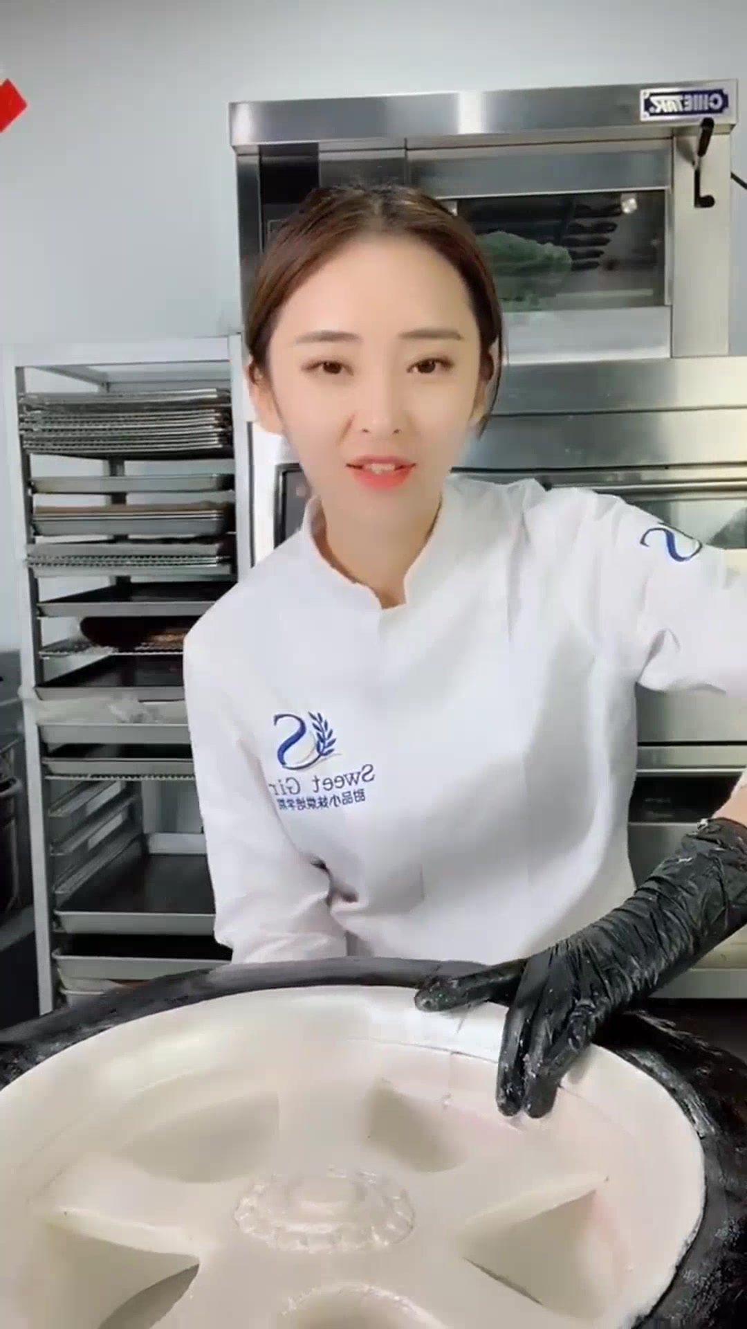 小姐姐这是在切轮胎?不!她在切轮胎蛋糕,真美味啊