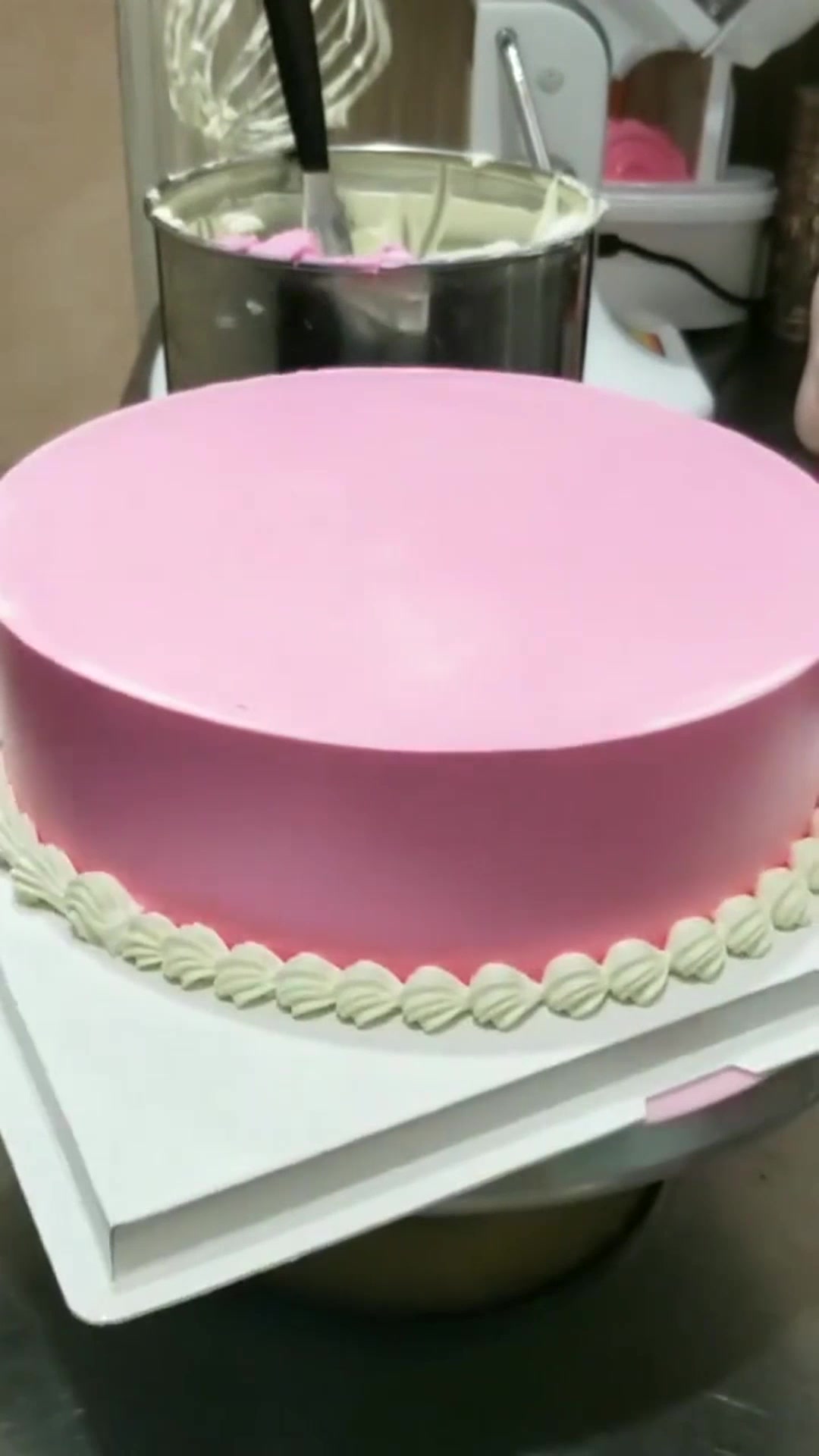 粉嘟嘟的奶油蛋糕,特别适合做给女孩子过生日,简单漂亮还好做