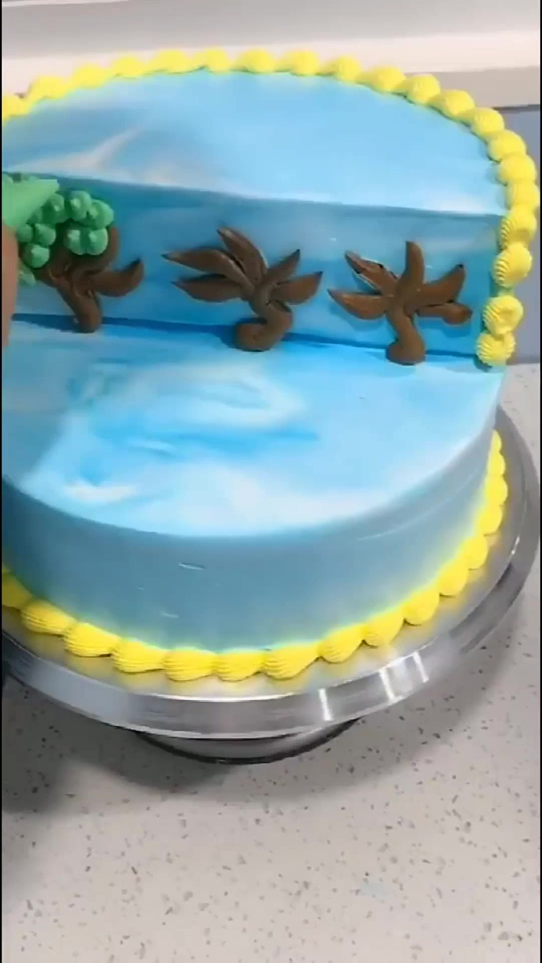 普普通通的蛋糕坯,渐渐在蛋糕师手上变成经典卡通场景,太漂亮了