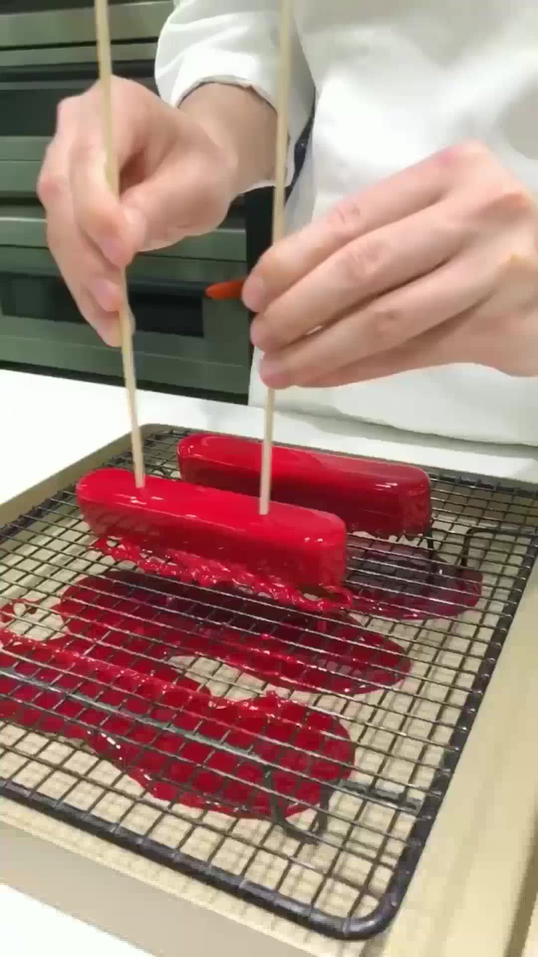 红色淋面蛋糕,有种给“皮鞋上色”的错觉,可能是我想象力太丰富