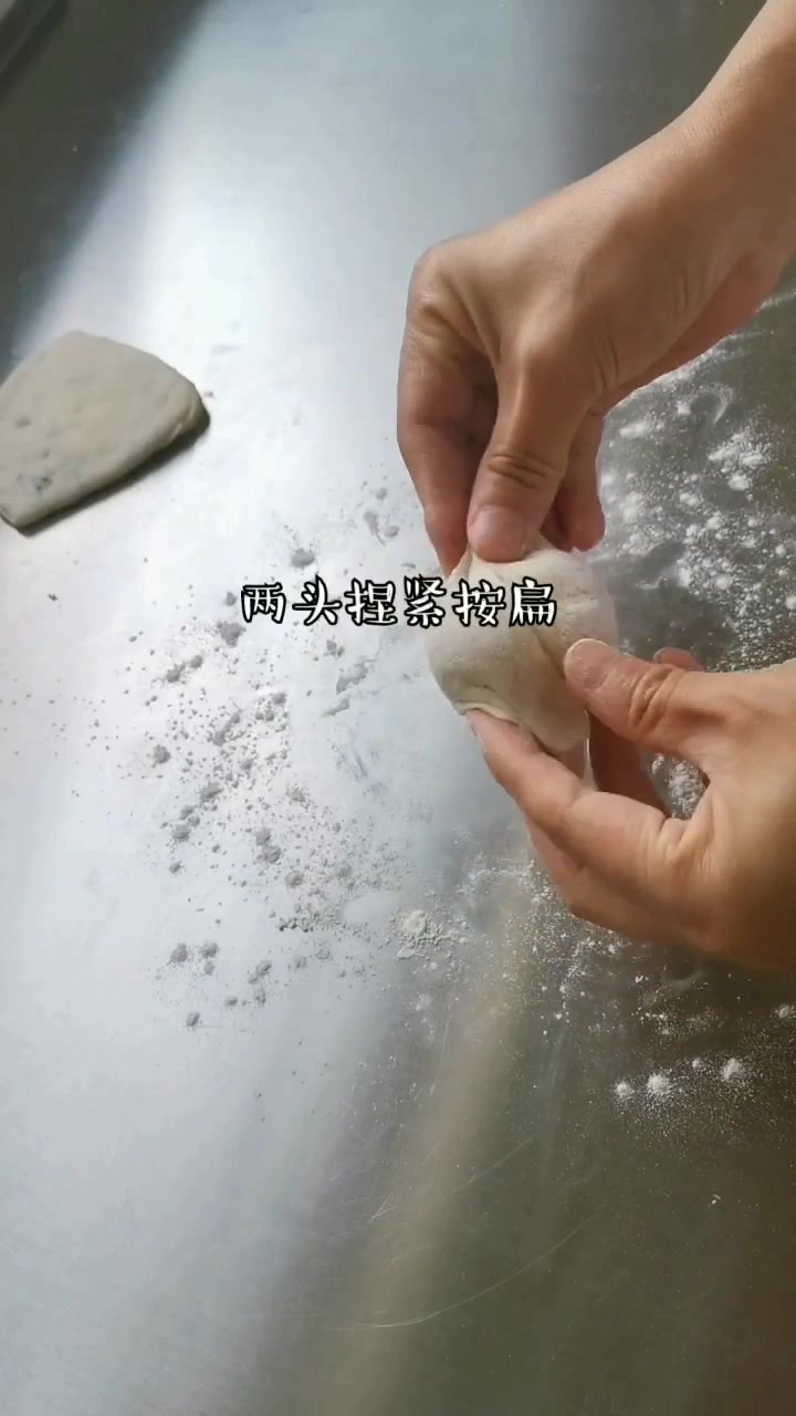 做一份发面的葱花饼,里面卷点排骨肉更加好吃!