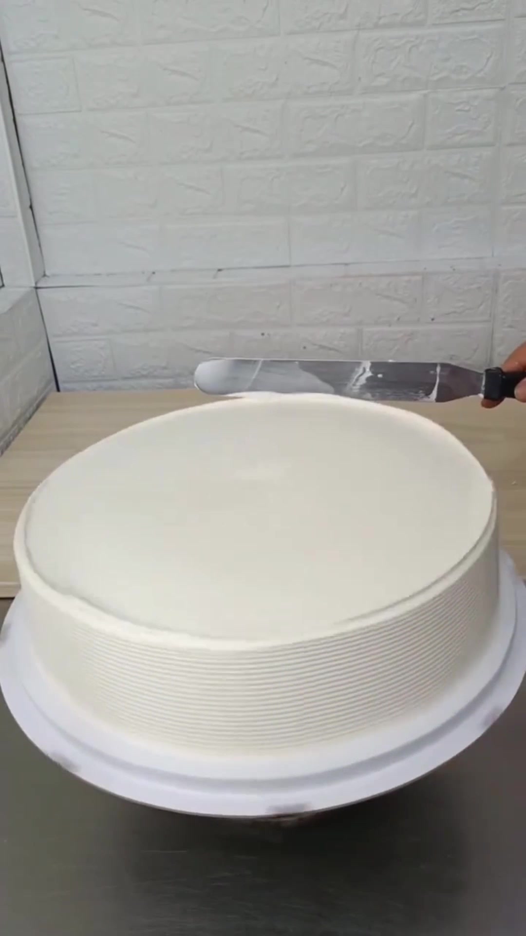 纯白无暇的奶油蛋糕,奶油花边拉好很仙很美,要不放水果就完美了