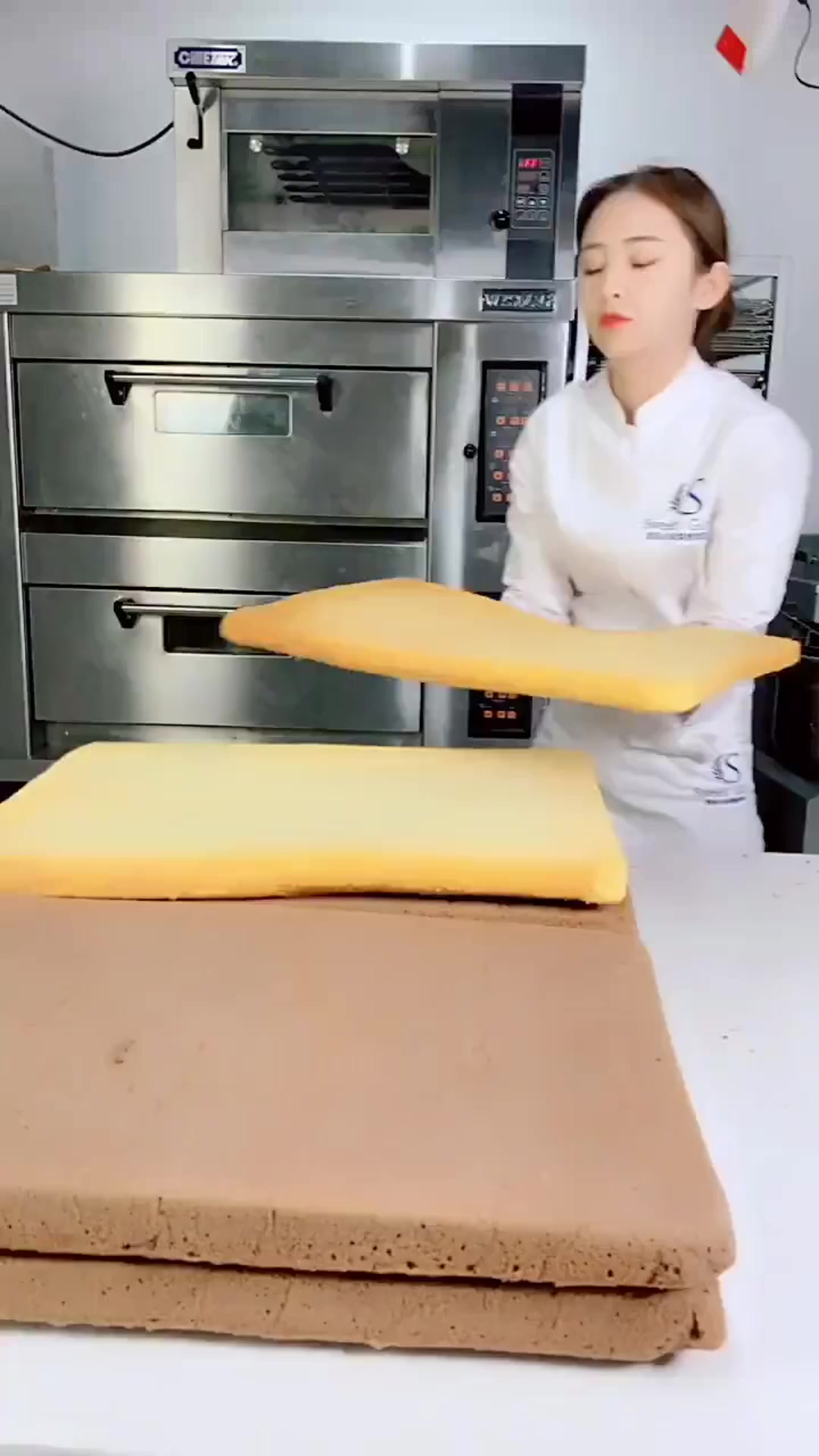 小姐姐制作的轮胎蛋糕,看着就很精致,超赞
