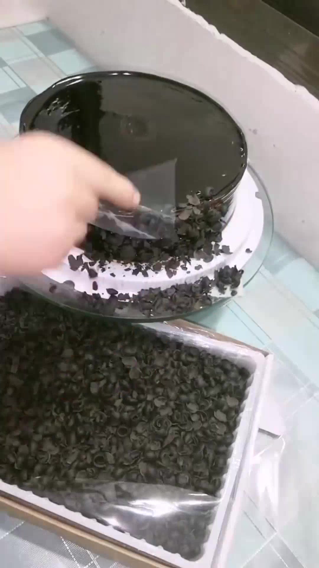 黑乎乎的蛋糕,洒满巧克力碎屑,做好瞬间,把我口水都馋出来了