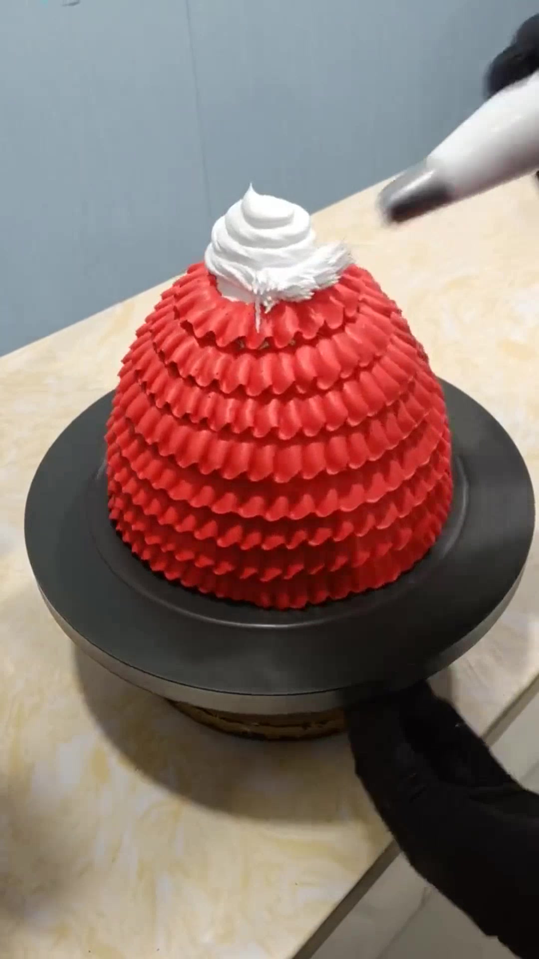 蛋糕师制作的帽子蛋糕,看着就很精致,超漂亮