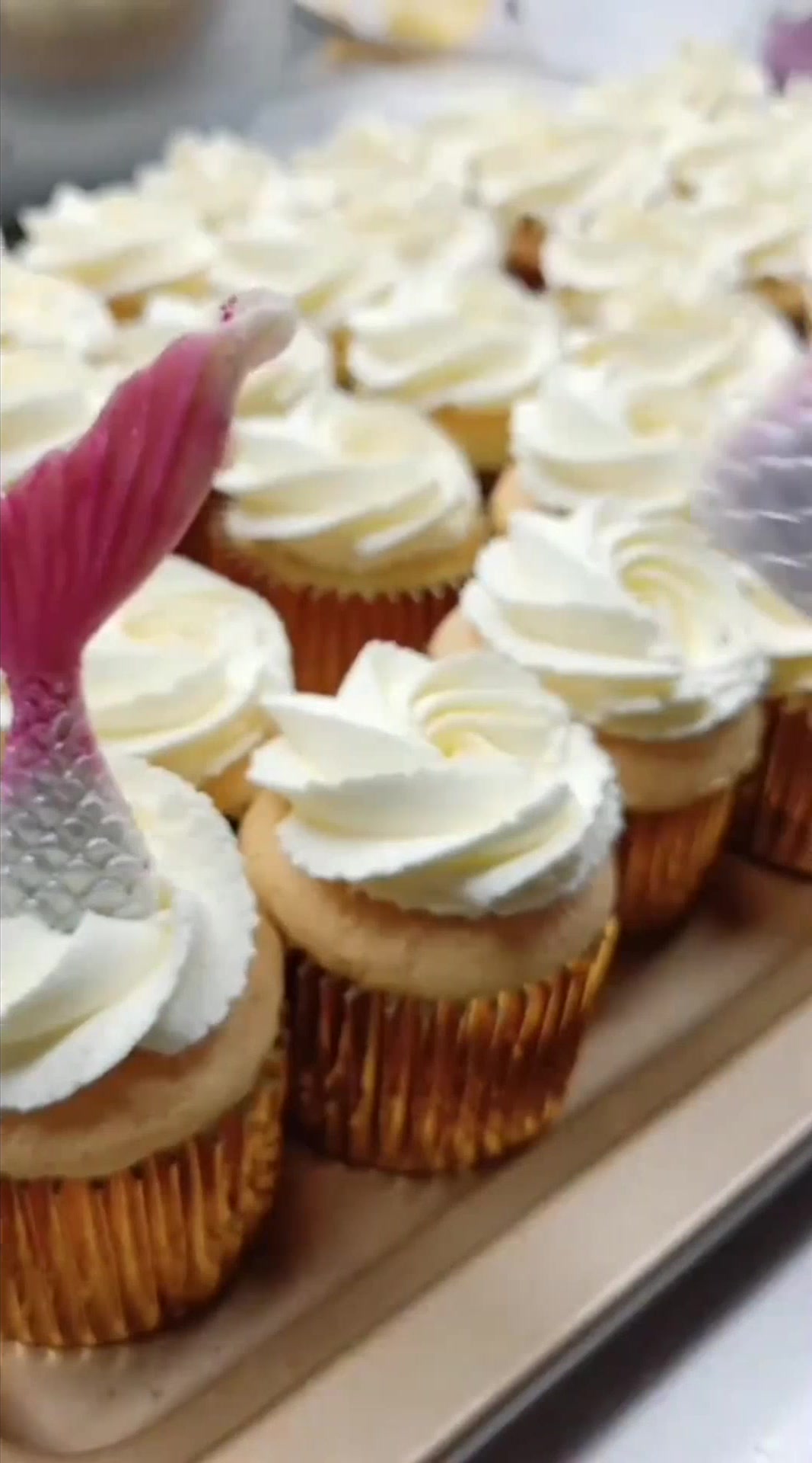 美人鱼尾小蛋糕,一直以为头在奶油里,看到最后才发现只有尾巴