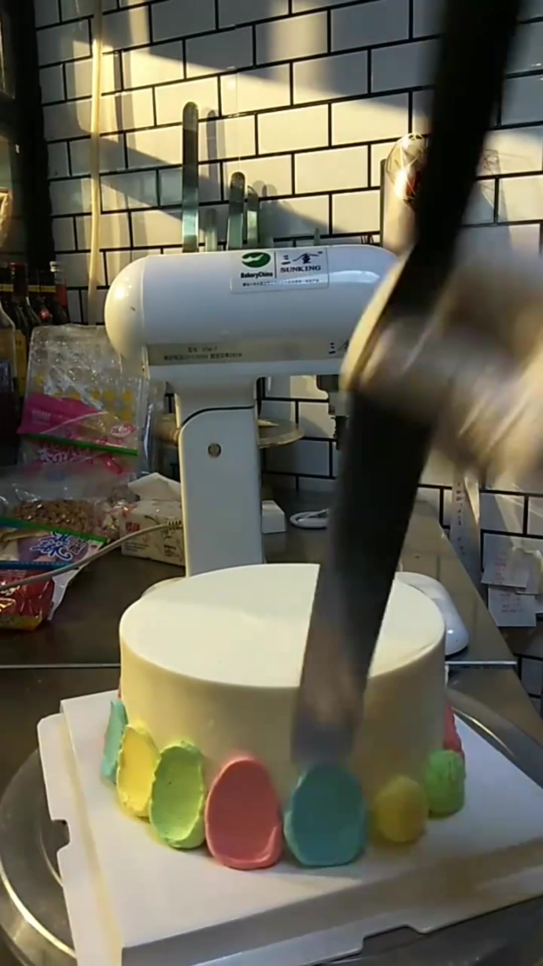 蛋糕内藏两层水果馅料,奶油却抹得很简约,成品摆上玩具很有童趣
