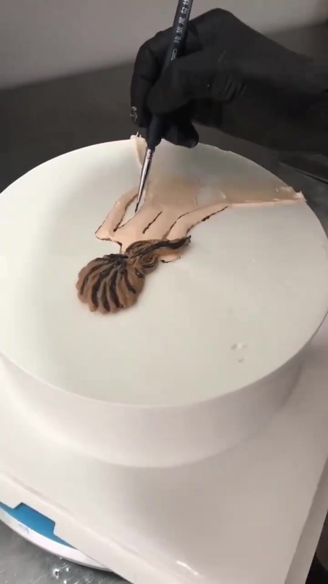 蓝裙子的小姐姐,这算不算“背影杀”奶油蛋糕,师傅做的很好看