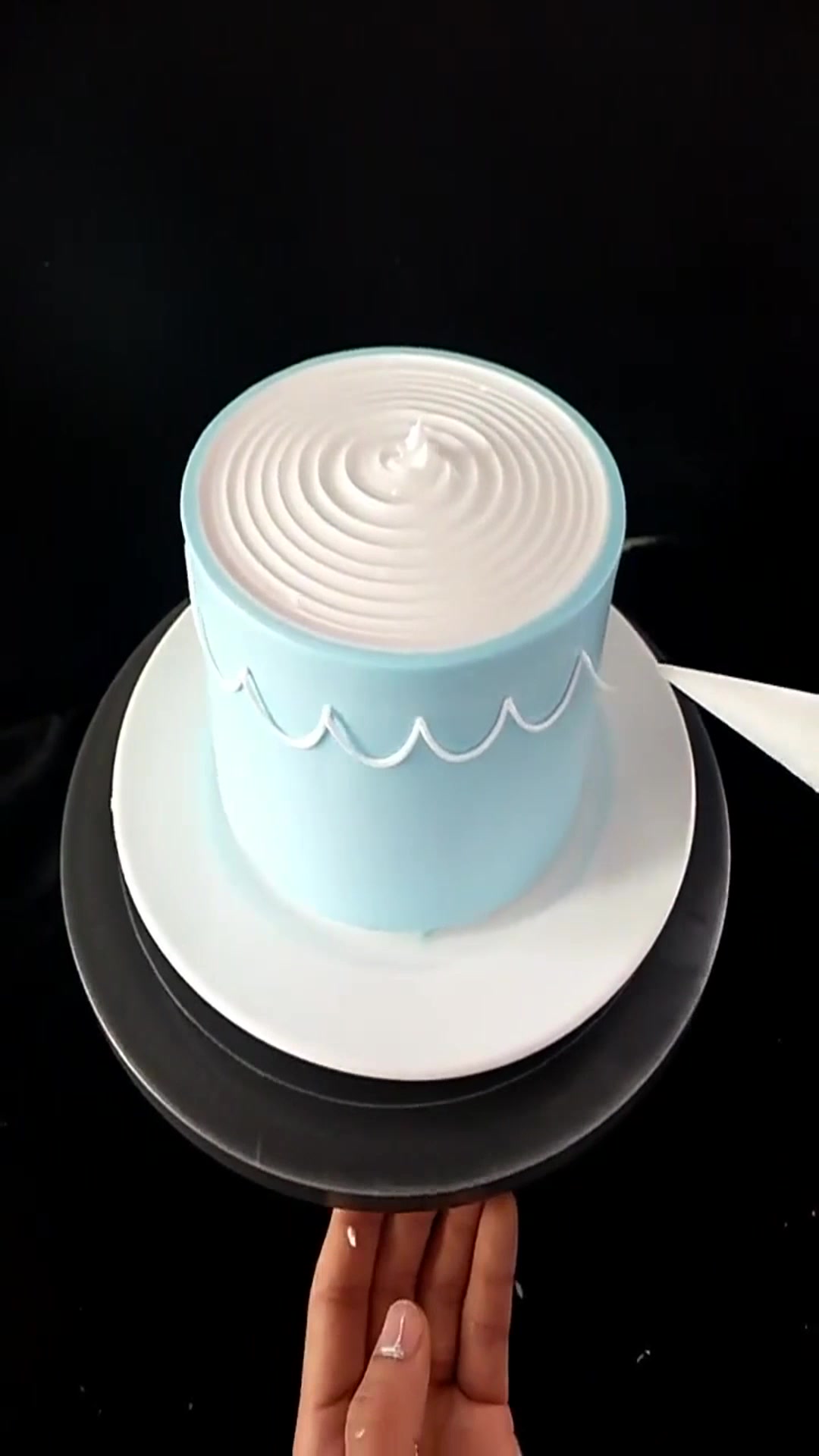 浅蓝色小黄花蛋糕,白色波浪边是悬空拉出来的,厉害了蛋糕师!~1