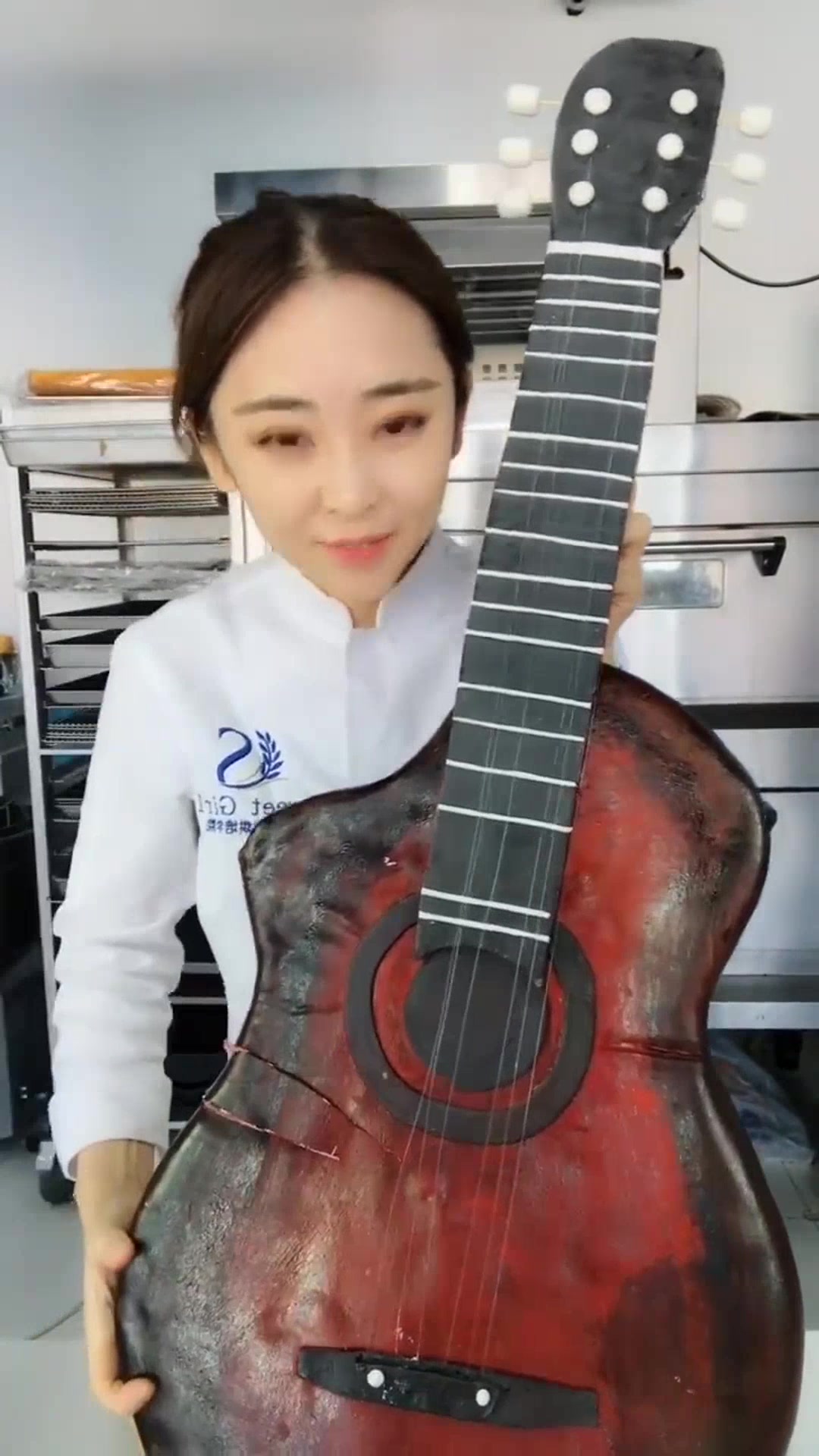 小姐姐把吉他切开了?原来这是个吉他蛋糕啊