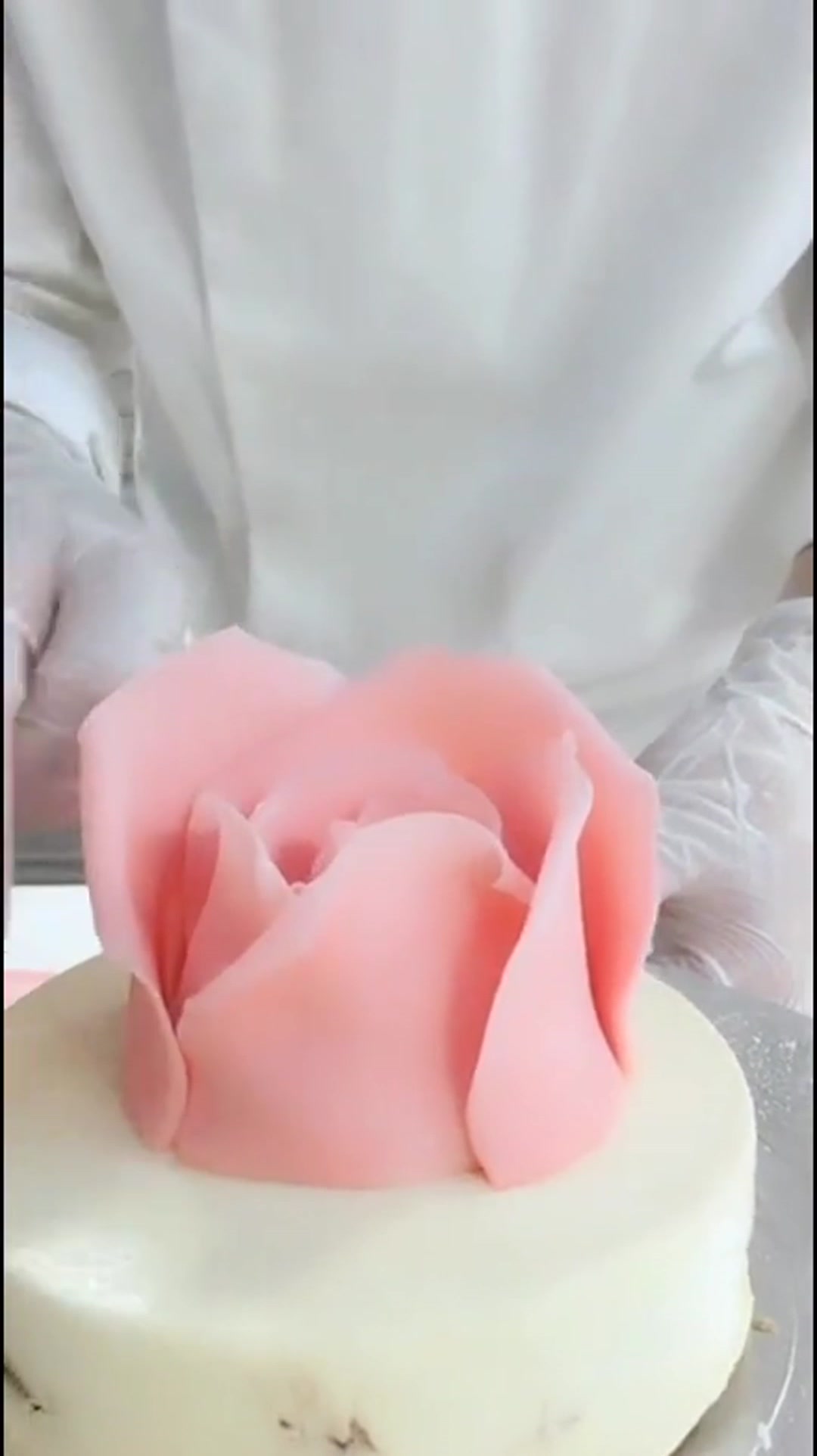 白色提拉米苏蛋糕,裹上层层叠叠的“玫瑰花瓣”成品美到无话可说