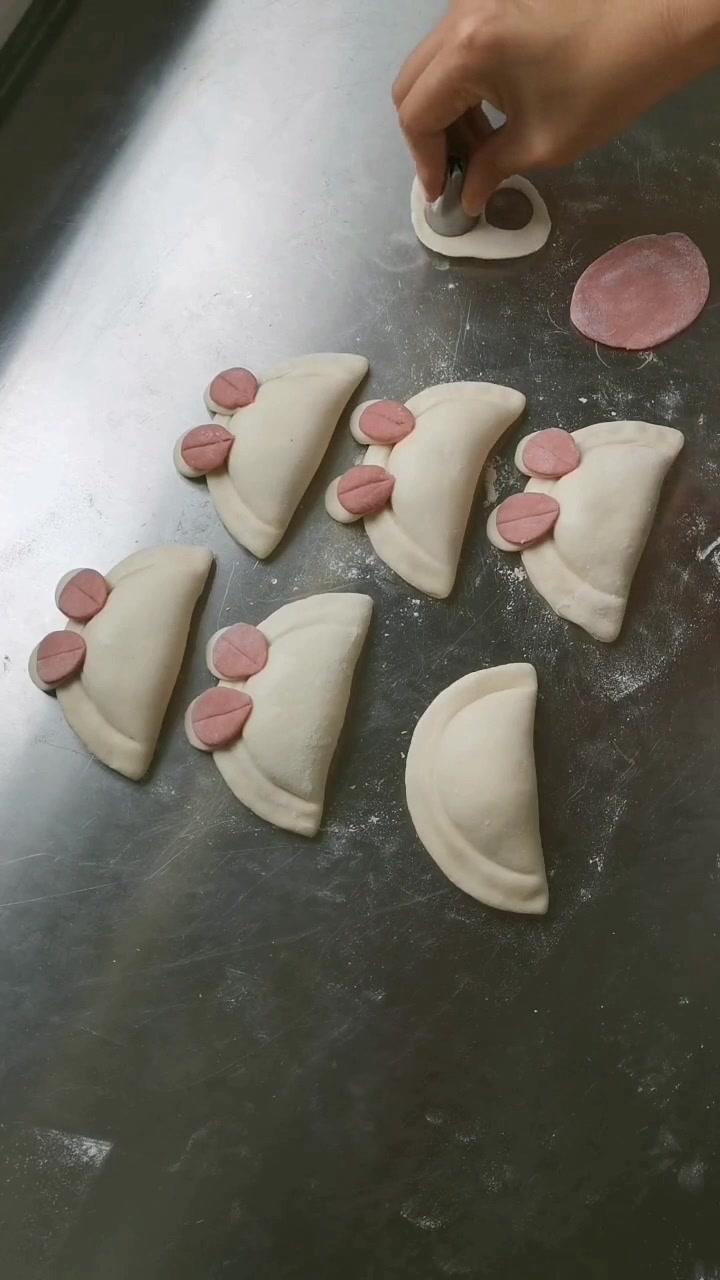 早上做一个可爱的小兔子豆沙包,小朋友看着就喜欢!