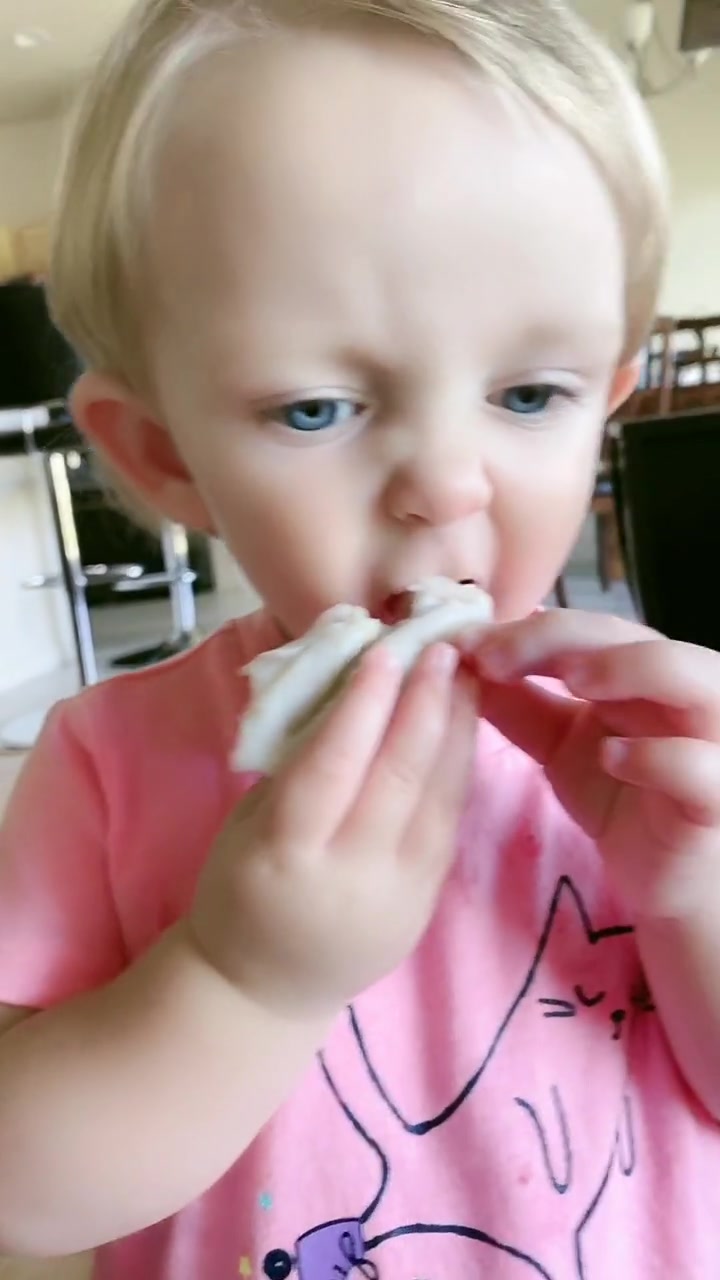 混血萌娃吃水饺,接下来的举动,网友:一看就是独生子女!