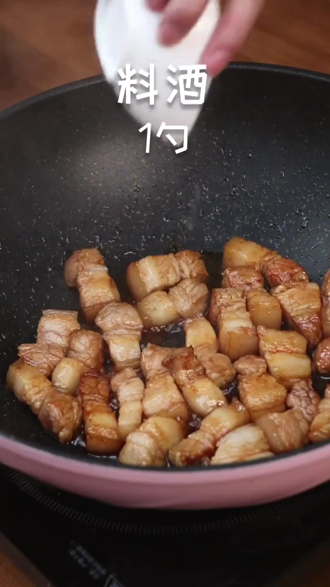 家常菜红烧肉炖土豆,非常下饭好吃,一点不油腻!