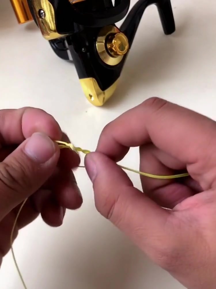 钓鱼技巧:纺车轮如何安装鱼线