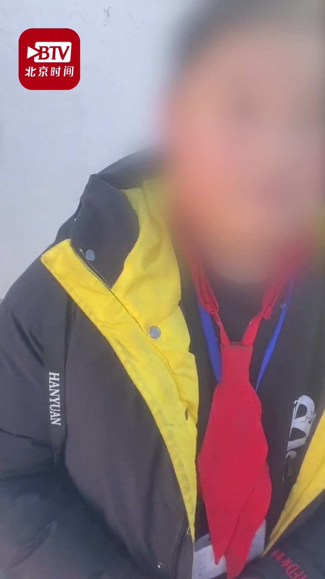 小学生躲厕所偷吃方便面被老师堵个正着:给最后一次机会行不行?