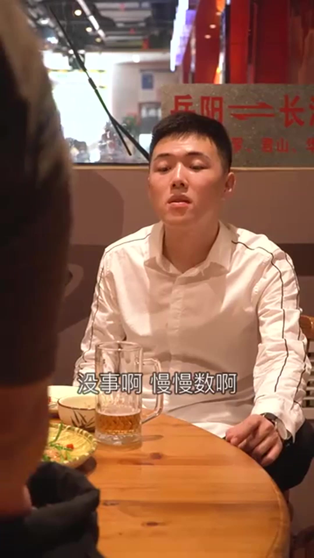 朋友和女神吃饭,碰到一个很有背景的老板,最后一幕哭笑不得