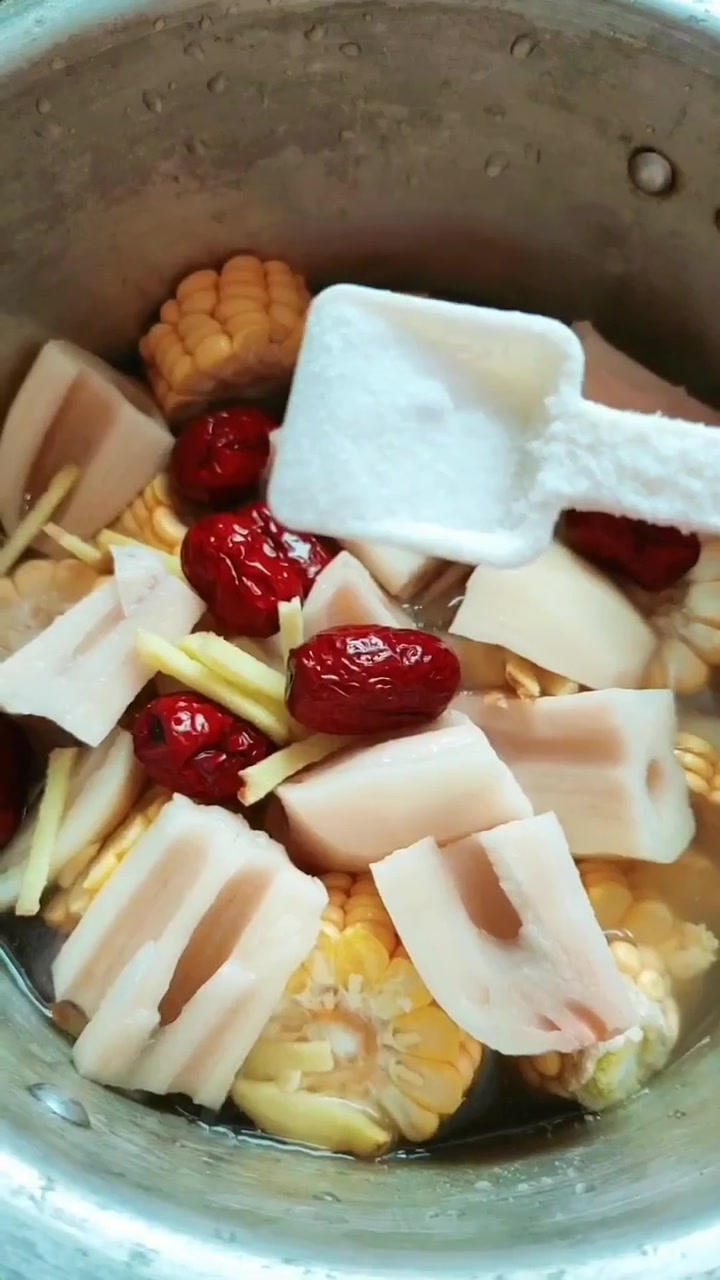 好吃又好喝的玉米莲藕排骨汤做好啦!色香味俱全
