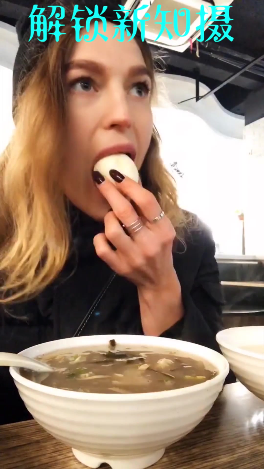 老外美女太豪横了,这中式早餐吃得,连豆浆都能接受!